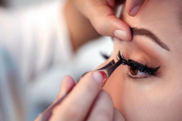A Beginner’s Guide to Eyelash Extension Training Class